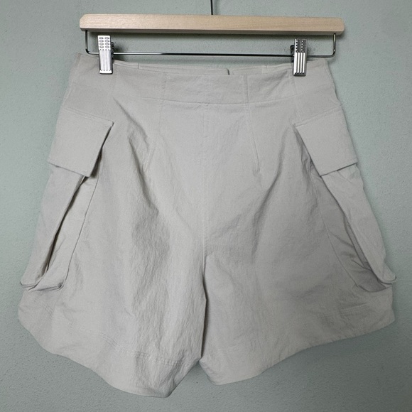 Lululemon Relaxed-Fit Super-High-Rise Cargo Short 4"  in Bone Size 4 - Picture 9 of 16